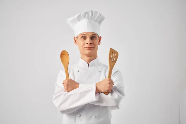 Шеф-кухар з кухонним начинням ресторан професійної роботи приготування їжі — стокове фото