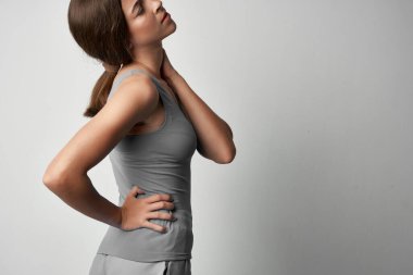 Omuz ağrısı olan bir kadın. Sağlık sorunları.