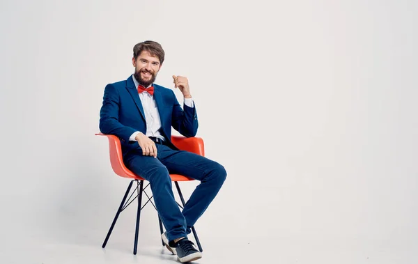 Επιχειρηματίας σε κόκκινο κοστούμι καρέκλα επαγγελματική αυτοπεποίθηση — Φωτογραφία Αρχείου