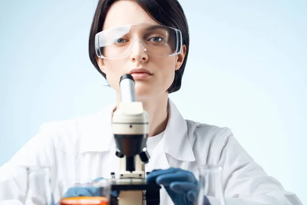 Médico feminino com microscópio em mãos ciência de pesquisa de tecnologia — Fotografia de Stock