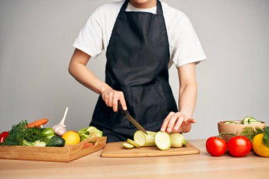 Ev hanımı sebze doğruyor. Mutfakta vitamin yiyor.