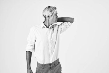 Adam modaya uygun saç stilleri özgüven beyaz gömlek pozu