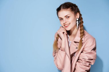 Pembe ceketli kadın modern tarz dekorasyon mavi arka plan pozu