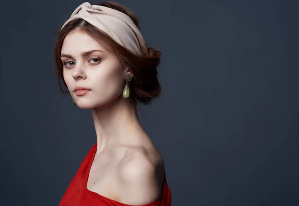 Mulher bonita com headband decoração vestido vermelho luxo fundo escuro — Fotografia de Stock