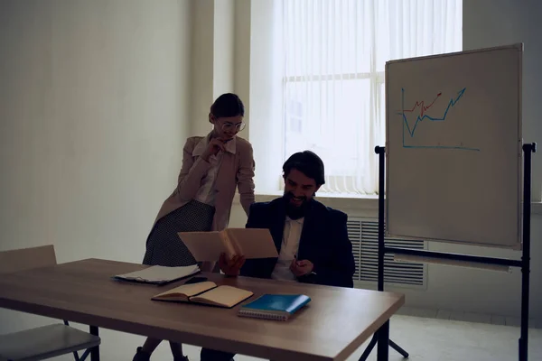 Hombre y mujer de negocios sentado en el escritorio oficina equipo de comunicación — Foto de Stock