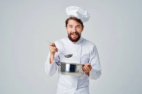 Chef com panela nas mãos em cozinha restaurante serviço de preparação de alimentos — Fotografia de Stock