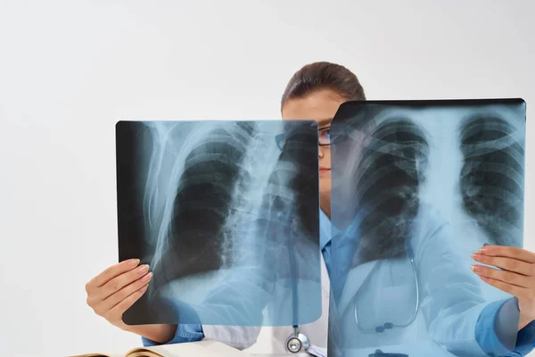 Radiolog kobieta stół pracy diagnostyka rentgen — Zdjęcie stockowe
