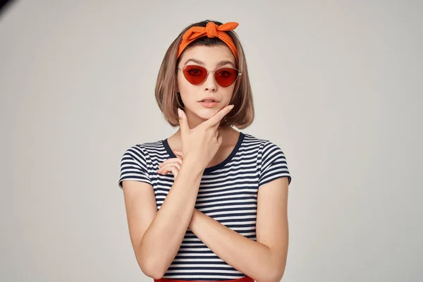 Vacker kvinna bär solglasögon modern stil och sommar mode poserar — Stockfoto