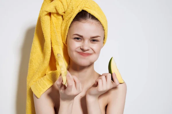 Wanita dengan handuk kuning di kepalanya makan vitamin bahu telanjang mangga — Stok Foto