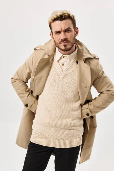 Hombre con seria expresión en abrigo moderno estilo emociones recortado vista —  Fotos de Stock