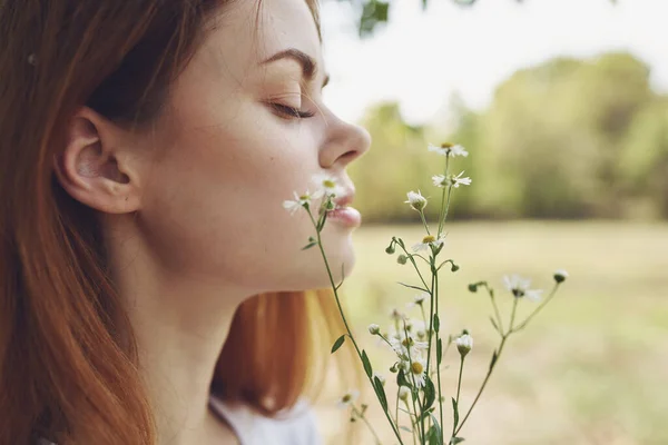 Alegre mujer viaje vacaciones plantas sol libertad viaje —  Fotos de Stock