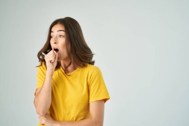 Sarı tişörtlü, kafası havada bir kadın görünce şaşırdı.