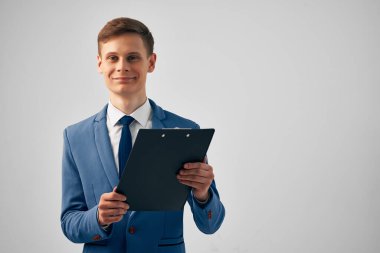 Takım elbiseli iş adamı özgüven bürosu belgeleri çalışıyor.