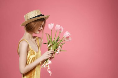 Çiçek desenli desenli, altın elbiseli bir kadın.