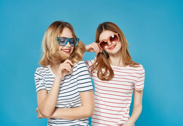 귀여운 두 여자 친구 여름 패션재미있는 파란색 배경을 포옹 — 스톡 사진