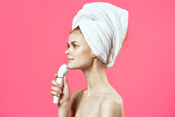 Donna con asciugamano sulla testa spalle nude massaggiatore dermatologia salute — Foto Stock