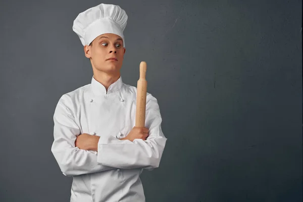 Man in chef-koks uniform artikelen voor het koken van voedsel gastronomische professional — Stockfoto