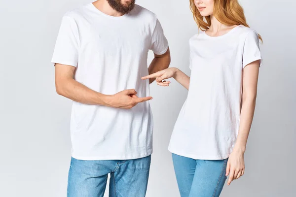 Uomo e donna si indicano a vicenda in bianco T-shirt Copy Space — Foto Stock