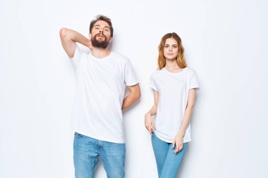 Beyaz tişörtlü neşeli genç çift Moda Stüdyoları 'nda sohbet ediyorlar.