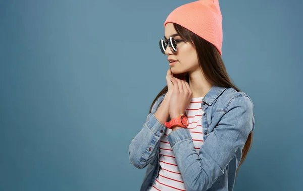 Vrouw draagt zonnebril roze hoed mode kleding close-up — Stockfoto
