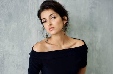 Siyahi partideki kadın makyaj lüks moda pozu veriyor.