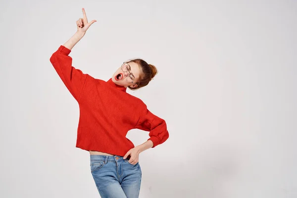 Bella donna in un maglione rosso Stile di vita isolato sfondo — Foto Stock