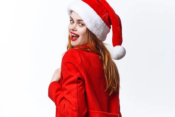Jolie femme portant santa chapeau Noël mode posant — Photo