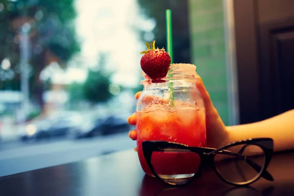 Cocktail in een café op de tafelglazen rusten — Stockfoto