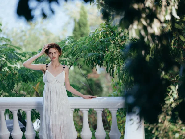 Γυναίκα με λευκό φόρεμα στο πάρκο Ελλάδα πολυτέλεια — Φωτογραφία Αρχείου