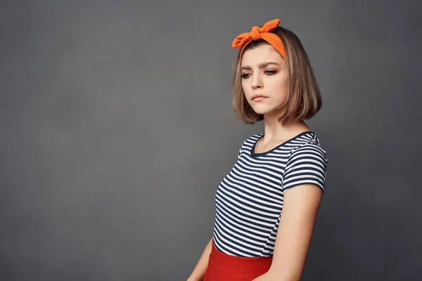 Blond med orange pannband randig t-shirt poserar mörk bakgrund — Stockfoto