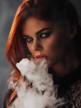 Yüzü makyajlı bir kadın. Kırmızı dudaklar. Yüzü koyu renk.