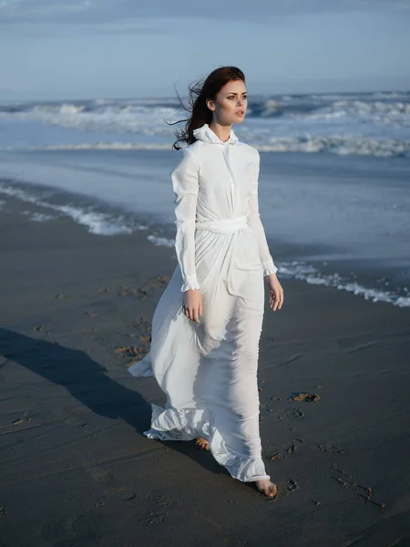Mulher de vestido branco andando descalça no oceano de areia viagens aéreas frescas — Fotografia de Stock