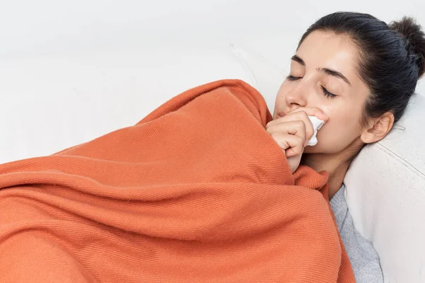 Mujer acostada en la cama sintiéndose mal por un problema de salud — Foto de Stock