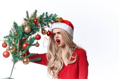 Noel Baba kostümü giyen bir kadın lüks hediyeler alıyor.