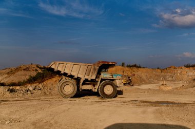 İnşaat büyük makine endüstrisi kazıcı buldozer çalışması
