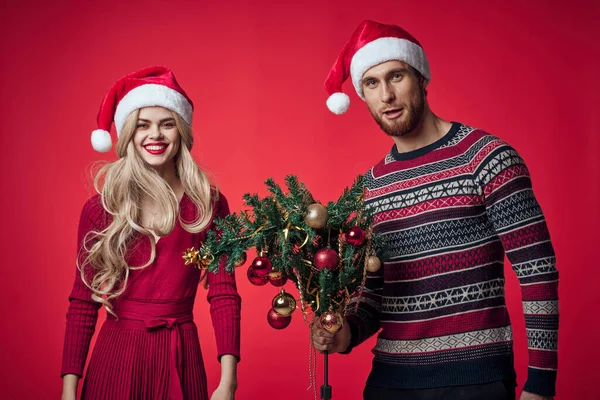 Alegre joven pareja navidad ropa vacaciones decoraciones juguetes — Foto de Stock