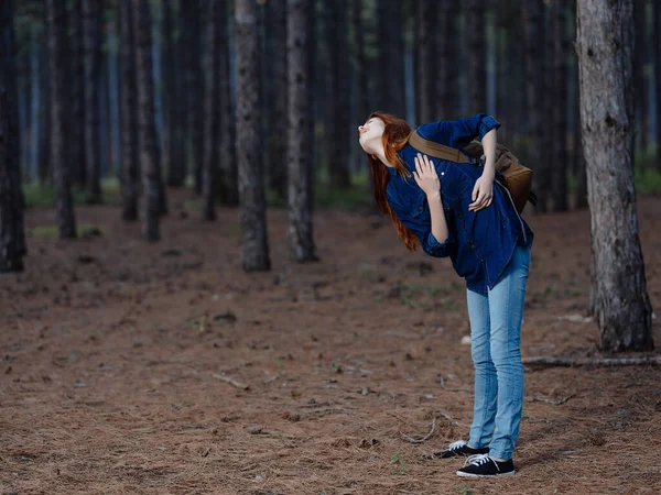 Bonita mujer con mochila en bosque caminar paisaje libertad —  Fotos de Stock
