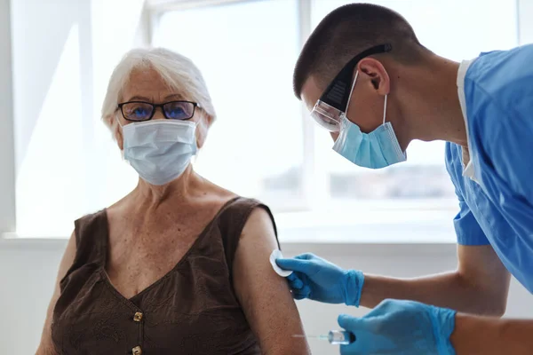 Mujer anciana vacunada por un hospital médico pasaporte covid — Foto de Stock