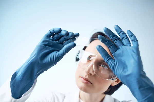 Laboratorio assistente donna guanti blu tecnologia di ricerca Scienza professionale — Foto Stock