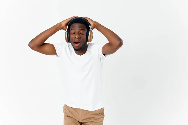 Hombre con auriculares escuchando música tecnología inalámbrica entretenimiento luz fondo — Foto de Stock