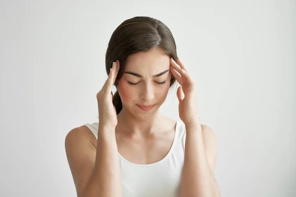Женщина держит голову мигрени проблемы со здоровьем стресс негативный — стоковое фото