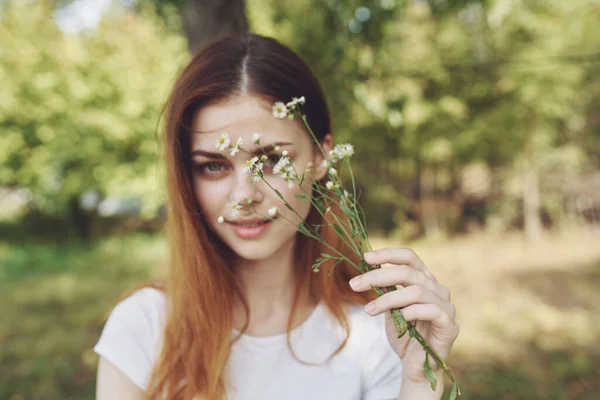 可愛い女が花やライフスタイル夏を持ってる 高品質の写真 — ストック写真