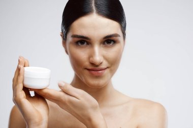 Kremalı esmer hamam.