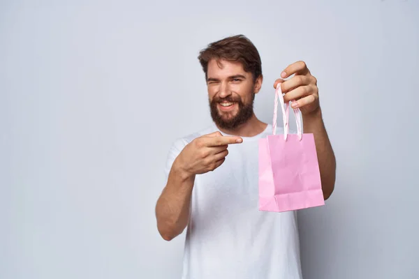 Homem Barbudo Mostrando Pacote Rosa Foto Alta Qualidade — Fotografia de Stock