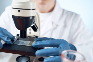 kadın laboratuvar asistanı kimyasal çözüm mikroskop araştırma biyoteknolojisi
