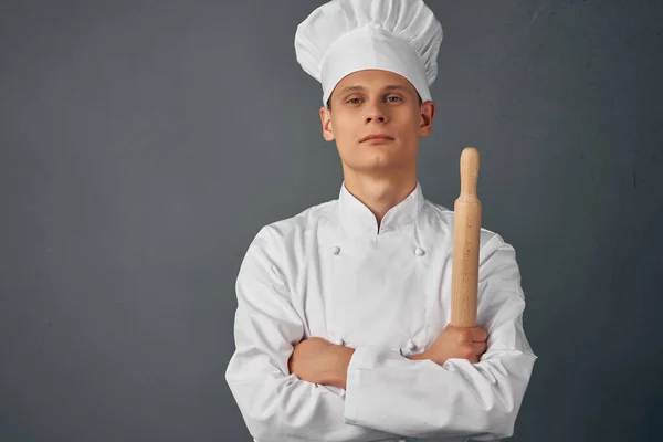 Chef masculino con expresión seria cocina de restaurante profesional — Foto de Stock