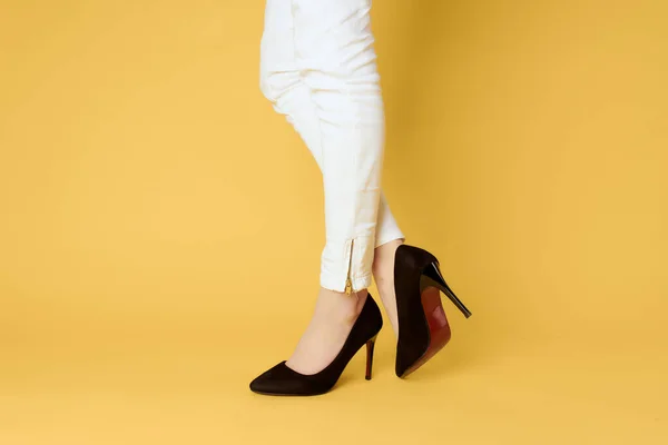 Γυναικεία πόδια σε μαύρα παπούτσια μόδα ποζάροντας πολυτέλεια — Φωτογραφία Αρχείου