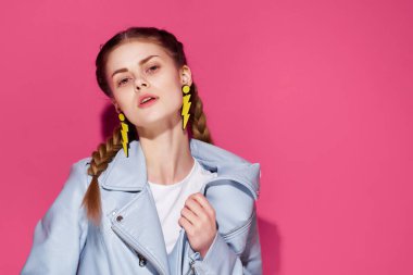 Pembe arka planda mavi ceketli güzel bir kadın. Yüksek kalite fotoğraf