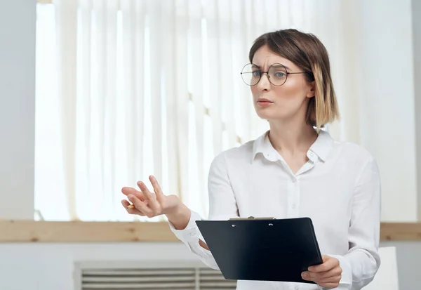 Érzelmi Üzletasszony Fehér Ingben Irodában Kiváló Minőségű Fénykép — Stock Fotó