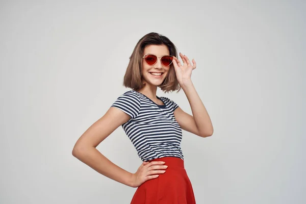 Mujer Con Gafas Posando Sobre Fondo Aislado Foto Alta Calidad — Foto de Stock